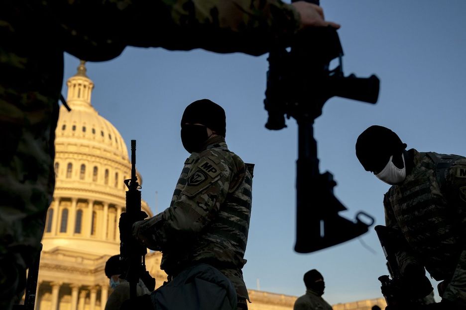 Soldados a las afueras del capitolio. (Stefany REYNOLDS/AFP)