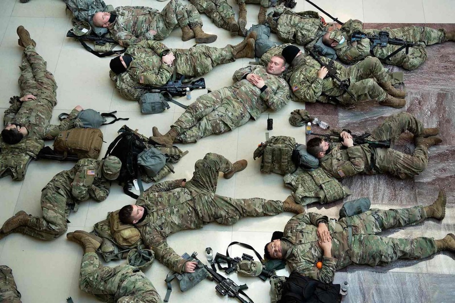 Soldados dormidos en el interior del Capitolio. (Brendan SMIALOWSKI/AFP)