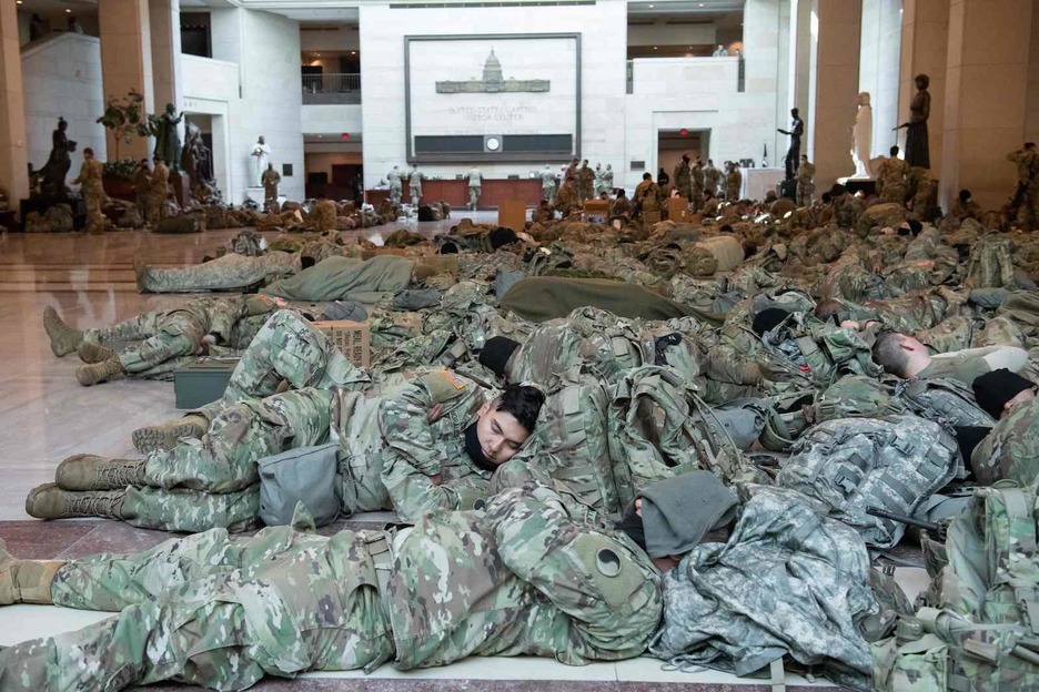 Militares que custodian el Capitolio de Washington son captados durmiendo en los pasillos. ((Saul LOEB/AFP)