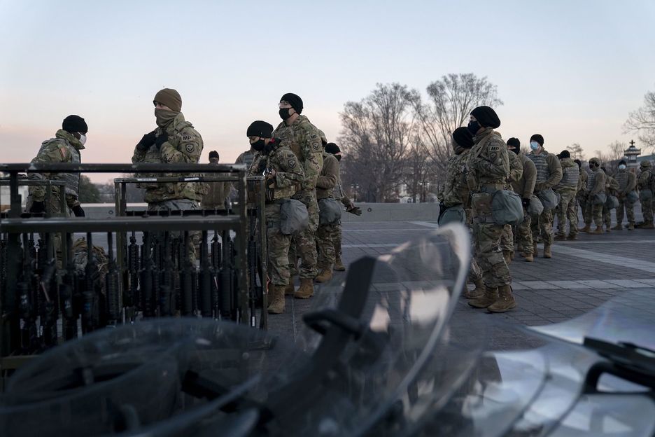 Reparto de armas entre militares que custodian el Capitolio de EEUU. (Stefani REYNOLDS/AFP)