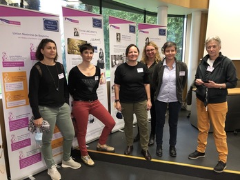 Miembros de la asociación Bask'elles ante la exposición creada por ellas. (NAIZ)