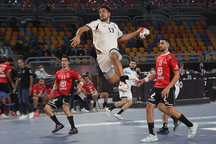 El bidasotarra Rodrigo Salinas poco ha podido hacer ante el empuje de la selección anfitriona, Egipto. (Mohamed ABD EL GHANY/AFP)