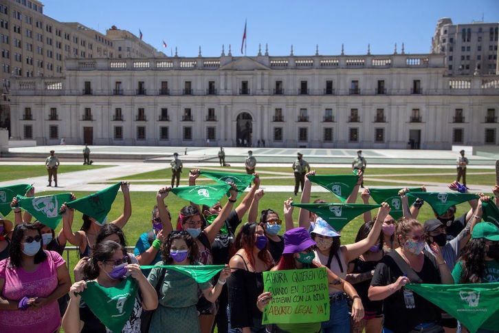 Organizaciones feministas se han concentrado frente a la sede de Gobierno, el palacio de La Moneda. (Claudio REYES / AFP)