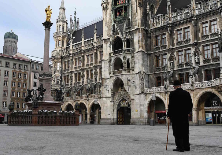 La turística plaza Marienplatz de Munich, vacía. El turismo tuvo una caída histórica en 2020 en Alemania. (Christof STACHE/AFP)