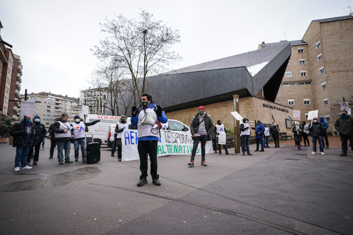 Trabajadores de Aernnova en la iglesia de Los Ángeles. (Endika PORTILLO/FOKU)