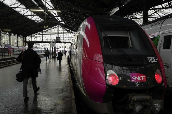 Imagen de un convoy de SNCF en la estación de Saint-Lazare, en París. (Ludovid MARIN/AFP)