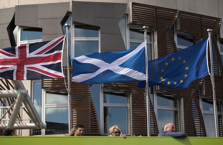 La bandera británica, la escocesa y la europea, en el Parlamento de Edimburgo. (Oli SCARFF / AFP)