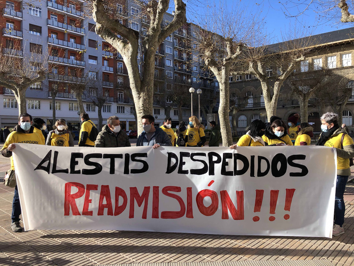 Concentración por la readmisión de los trabajadores despedidos de la planta de Alestis en Gasteiz. (Raul BOGAJO/FOKU) 