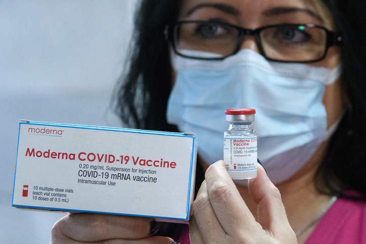 A los sanitarios de Osakidetza se les administrará la vacuna de Moderna. (Nikolay DOYCHINOV/AFP)
