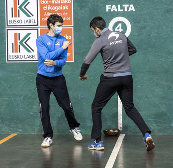 Julen Martija y Joseba Ezkurdia bromean durante la elección de material de hoy en el Astelena. (Marisol RAMIREZ/FOKU) 