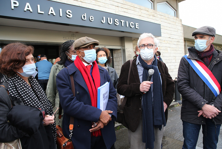 Karfa Sira Diallo, acompañado de sus abogados, el 3 de diciembre, ante el Tribunal de Baiona. (Bob EDME)