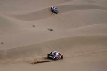 Duelo entre Al-Attiyah (arriba) y Peterhansel (abajo) en la undécima etapa. (Franck FIFE / AFP)