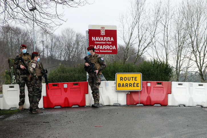 Frantziar militarrak Sara eta Etxalar elkartzen dituen Lizarrietako pasabidean, dagoeneko itxita. (Bob EDME)