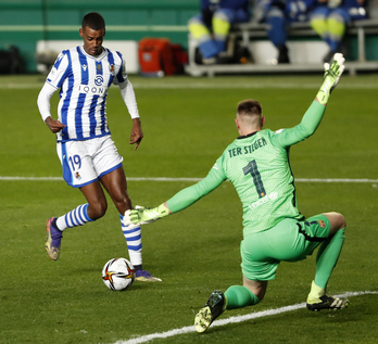 Ter Stegen aguanta a Isak en la primera de las seis grandes intervenciones con las que decidió la semifinal. (AGENCIA LOF)