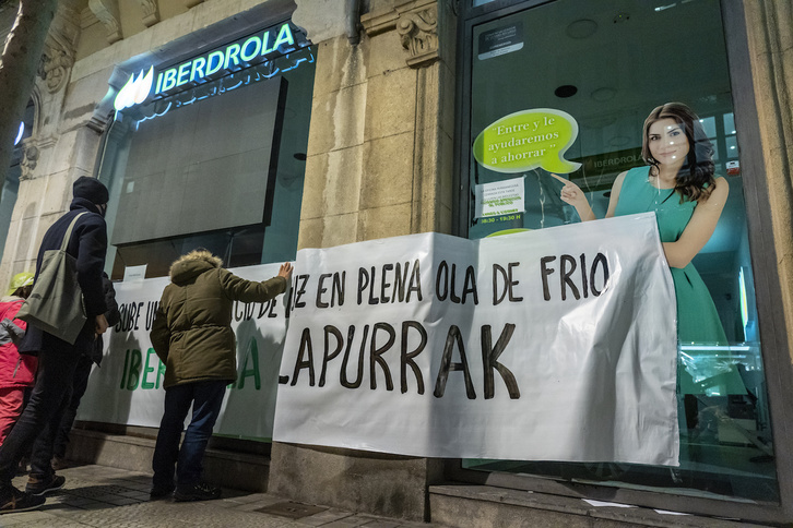 Concentración el pasado martes frente a una oficina de Iberdrola en Bilbo. (Foto: Marisol RAMIREZ | FOKU)