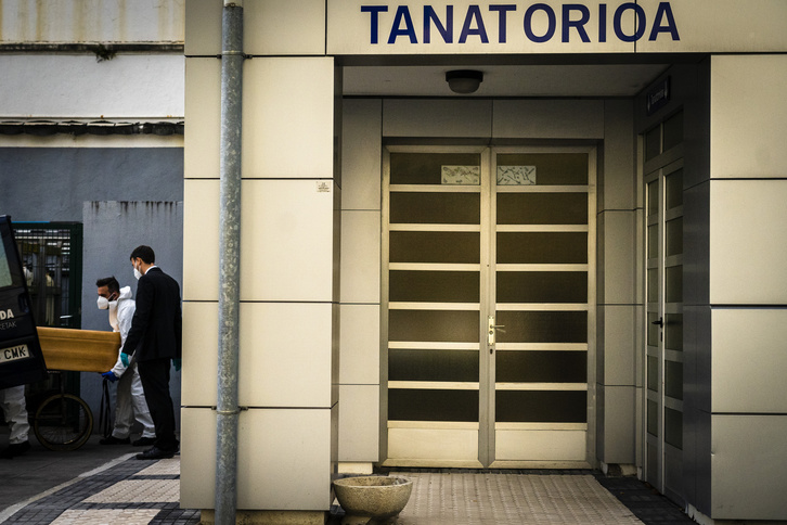 Trabajadores de una funeraria trasladan el cuerpo de un fallecido por covid-19 del tanatorio del Hospital de Donostia.    (Gorka RUBIO I FOKU)