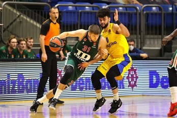 Un voluntarioso Giedraitis se choca con un Elijah Bryant que no ha fallado un solo tiro de dos puntos. (EUROLEAGUE.NET)