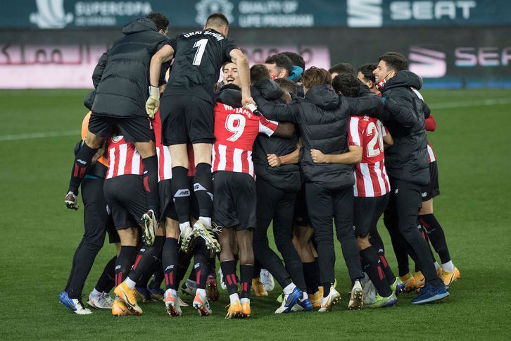 Jugadores del Athletic celebrando el pase a la final de la Supercopa. (Jorge GUERRERO / AFP)