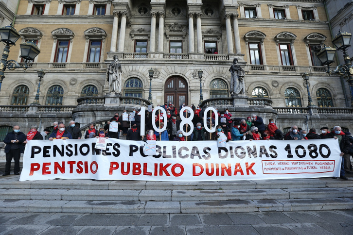 Pensionistas han comparecido en las escalinatas del Consistorio bilbaino al cumplirse el tercer aniversario del inicio de sus movilizaciones. (Aritz LOIOLA/FOKU)