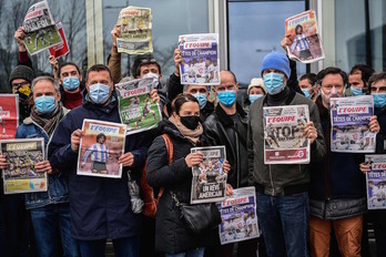 Protesta de la plantilla de ‘L'Equipe’ a las puertas de su redacción central en París. (MARTIN BUREAU / AFP)