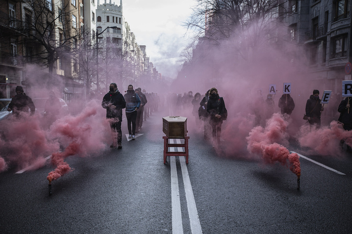 La «procesión» sindical a su paso por la Gran Vía bilbaina. (Aritz LOIOLA/FOKU)