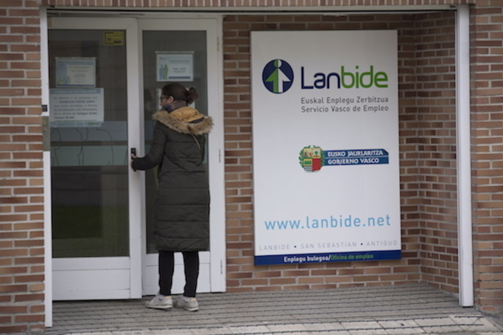 Una mujer entra en una oficina de Lanbide en Donostia. (Juan Carlos RUIZ/FOKU)