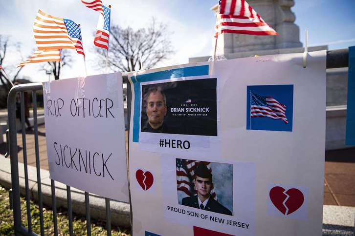 Muestras de recuerdo al policía Sicknick, en Washington. (Al DRAGO | AFP)