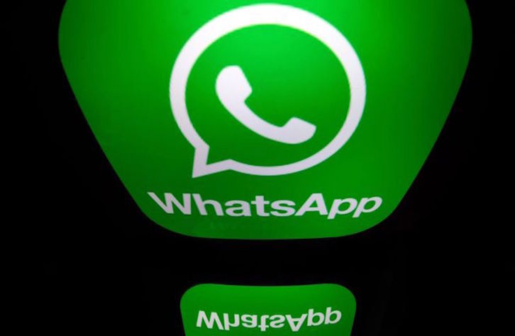 Logo del servicio de mensajería de Whatsapp. (Lionel BONAVENTURE/AFP)