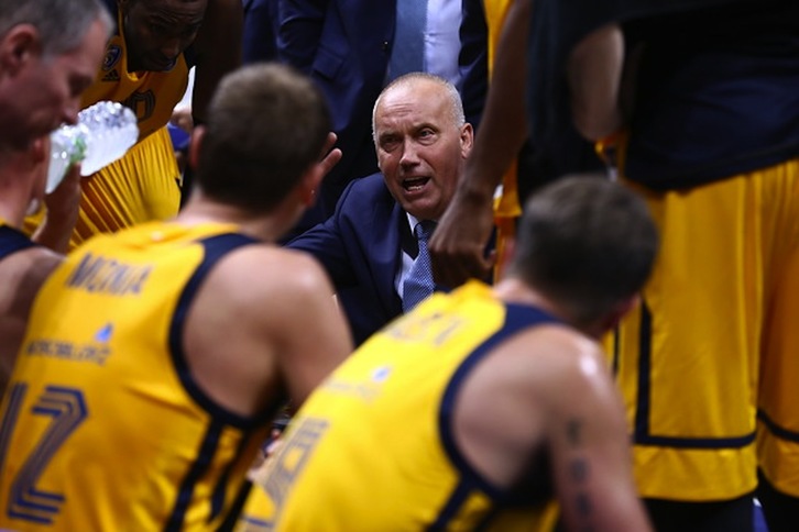 Kurtinaitis ordena algo en un tiempo muerto, aunque nadie sabe si le hicieron caso. (NAIZ)