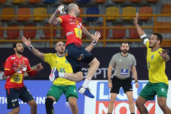 Joan Cañellas se eleva ante Moraes, que ha sido toda una pesadilla para la defensa española. (Khaled ELFIQI/AFP) 