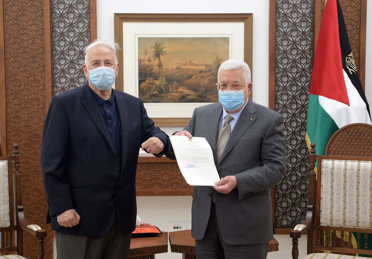 Mahmud Abbas muestra el decreto de convocatoria electoral con el jefe del comité electoral, Hanna Nasser.  (Thaer GHANAIM /AFP)