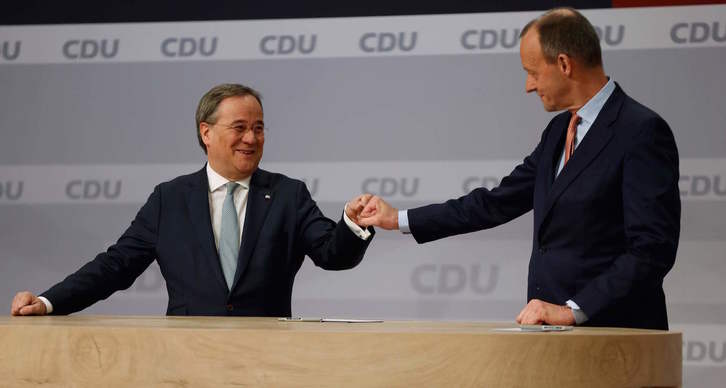 Armin Laschet, felicitado por  Friedrich Merz tras su victoria. (Odd ANDERSEN / AFP)