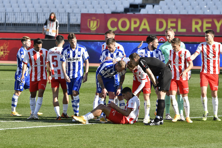 Tomás Pina, que observa a un rival en el suelo, ha protagonizado la séptima expulsión del Alavés de la temporada. (AGENCIA LOF)