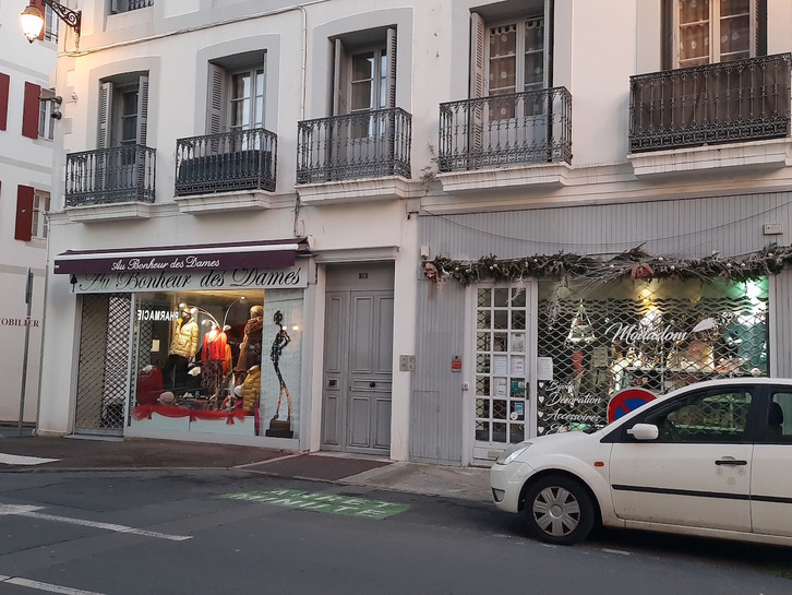 Comercios de Hendaia con la persiana bajada hoy a las 18.00. (NAIZ)