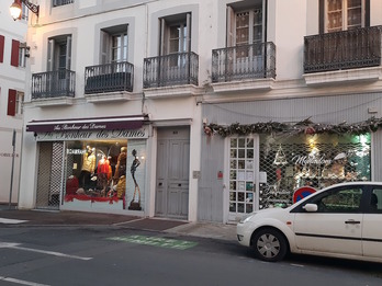 Comercios de Hendaia con la persiana bajada hoy a las 18.00. (NAIZ)