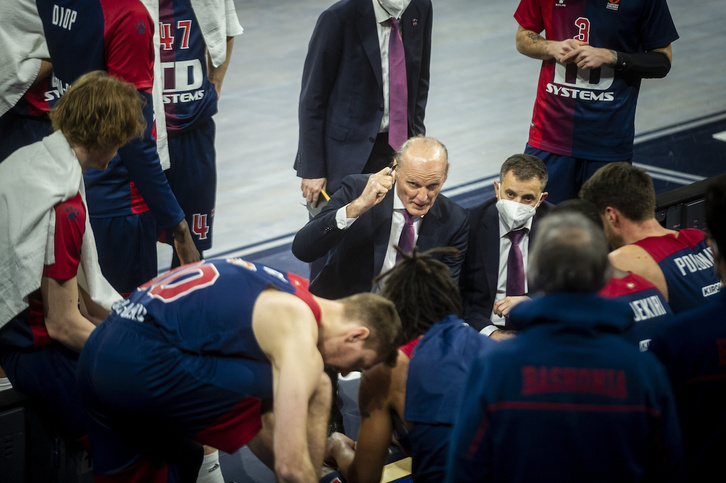 Dusko Ivanovic da instrucciones a sus jugadores ante el CSKA en Euroliga. (Jaizki FONTANEDA/FOKU)
