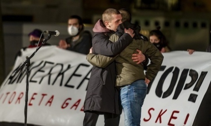 Barbado eta Zelaia elkarri besarkatuta, mobilizazioaren bukaeran. (Jaizki FONTANEDA/FOKU)
