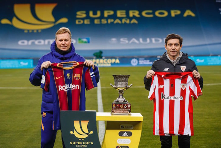 Koeman y Marcelino posan en La Cartuja junto al trofeo que disputarán mañana sus equipos. (RFEF)