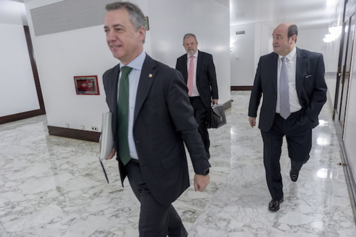 Iñigo Ukullu, Pedro Azpiazu y Andoni Ortuzar, en los pasillos del Parlamento. (Juanan RUIZ/FOKU)