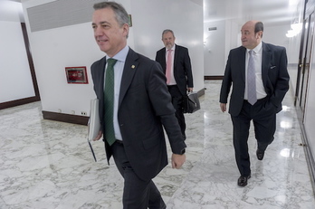 Iñigo Ukullu, Pedro Azpiazu y Andoni Ortuzar, en los pasillos del Parlamento. (Juanan RUIZ/FOKU)
