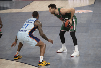 Alec Peteres –en una imagen de archivo– ha estado muy entonado ante el Betis. (Raúl BOGAJO/FOKU)