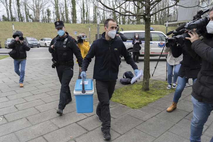 Llegada de las vacunas a la residencia de Caser en Hondarribia. (Gorka RUBIO/FOKU)