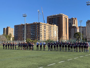 Las jugadoras de Eibar y Les ABlles, antes de comenzar el encuentro de División de Honor. (CP LES ABELLES)