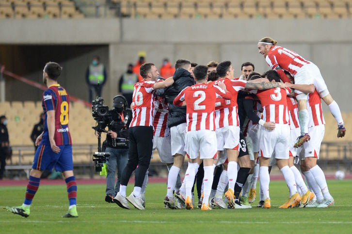 Los jugadores del Athletic festejan sobre el césped el título de la Supercopa. (Cristina QUICLER/AFP)