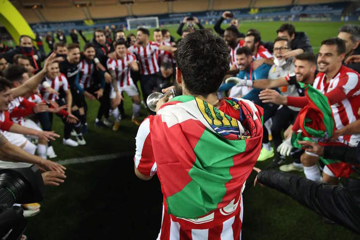 Villalibre ha sacado la trompeta para celebrar la Supercopa. (Pablo GARCÍA / AFP) 