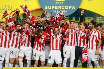 La plantilla de Athletic explota de alegría al levantar la Supercopa. (Pablo GARCÍA/AFP) 