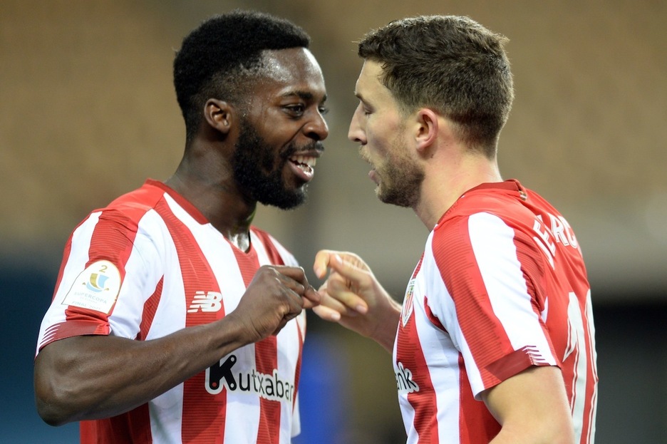 Williams choca el puño con De Marcos para celebrar el gol de este último. (Cristina QUICLER/AFP)