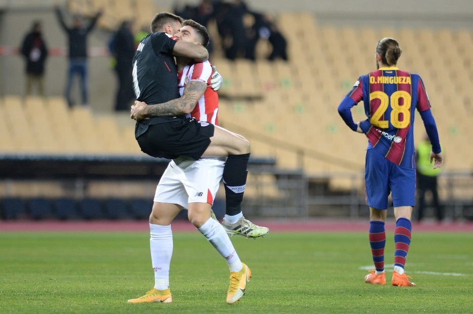 Uno de los muchos abrazos de gran intensidad que siguieron al triunfo. (Cristina QUICLER/AFP)
