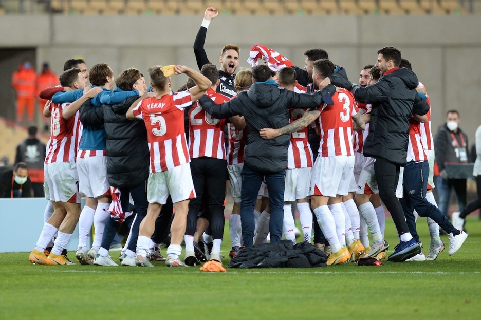Abrazados para celebrar una remontada épica. (Cristina QUICLER/AFP)