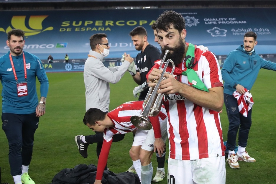 Además de con el balón, Asier Villalibre demostró sus habilidades con la trompeta. (Pablo GARCÍA/AFP)